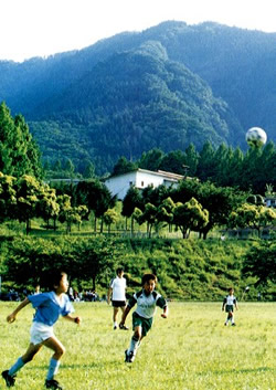 (写真)神奈川県立愛川ふれあいの村でサッカーをする子供たち