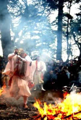 （画像）八菅神社の火渡り行事