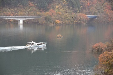 (画像)宮ヶ瀬湖遊覧船