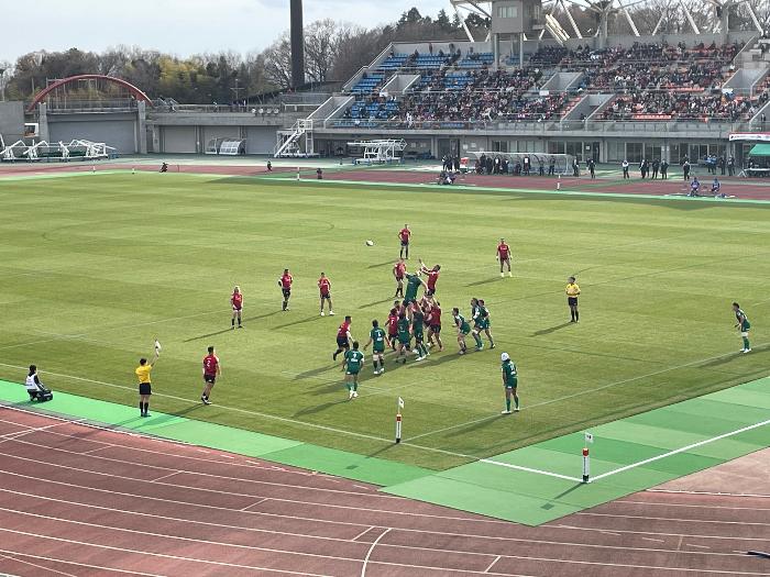 (写真)ラインアウトでボールを取り合う両チーム