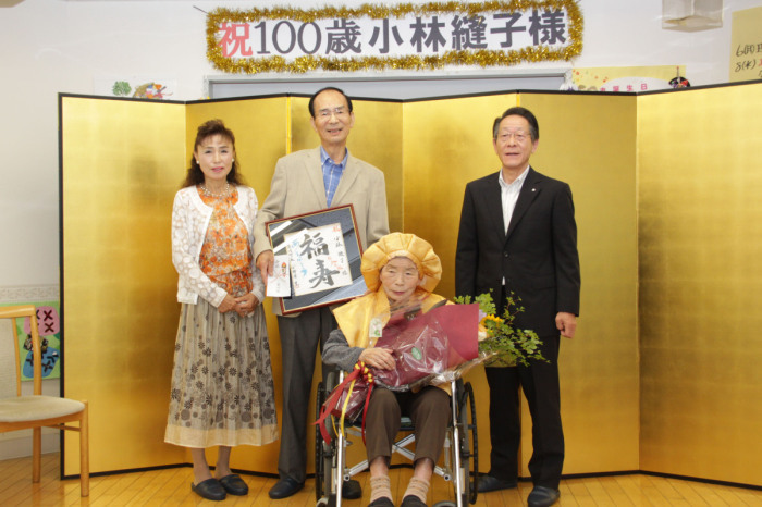 (写真)小林さんとご家族、小野澤町長