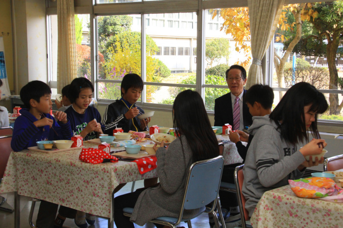 (写真)田代小学校でのランチミーティングの様子
