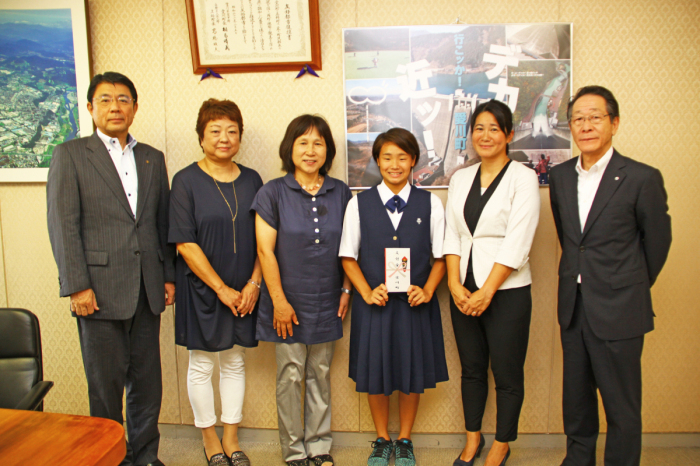 (写真)左から、佐藤教育長、成井さんのおばあさん、愛川東中学校の桐生校長、成井さん、水泳部顧問の中道先生、小野澤町長