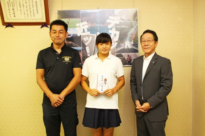 (写真)左から宮崎さんのお父さんの孝一さん、宮崎さん、小野澤町長