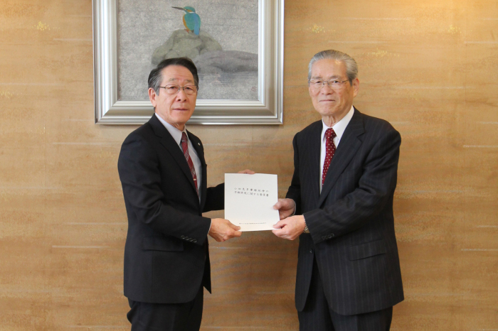 (写真)瀧会長から要望書を受け取る小野澤町長