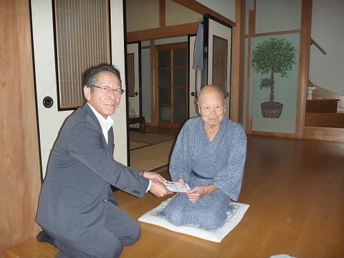 (写真)祝い金を渡す小野澤町長
