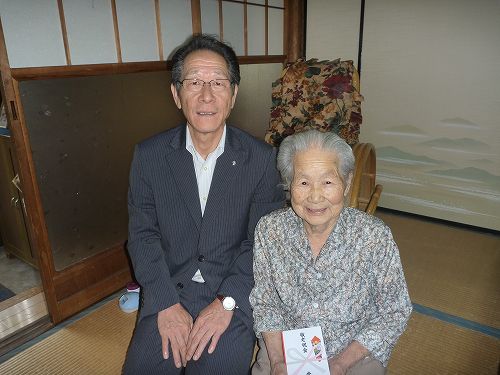 (写真)祝い金を渡す小野澤町長