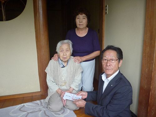 (写真)祝い金を渡す小野澤町長