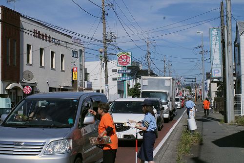 (写真)街頭キャンペーンの様子
