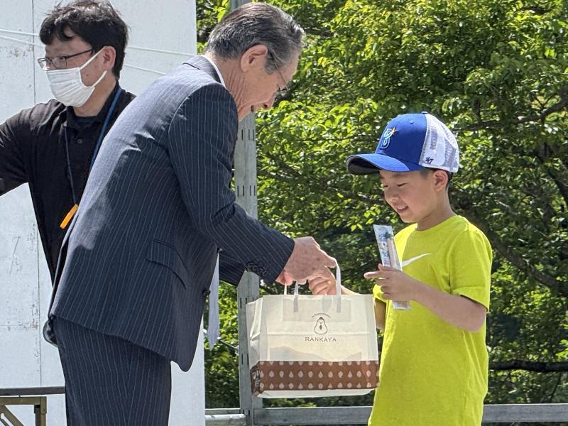 (写真)小野澤町長から当選者へのプレゼント贈呈