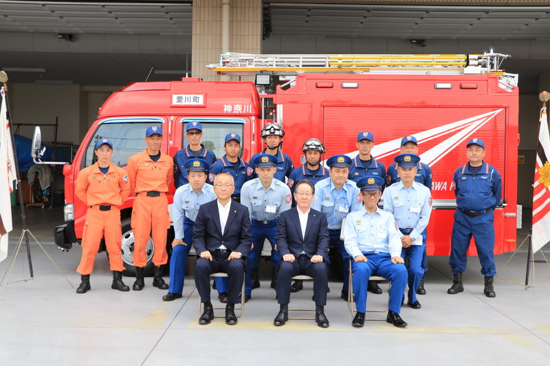 (写真)新しい車両と小野澤町長、消防隊員らの集合写真
