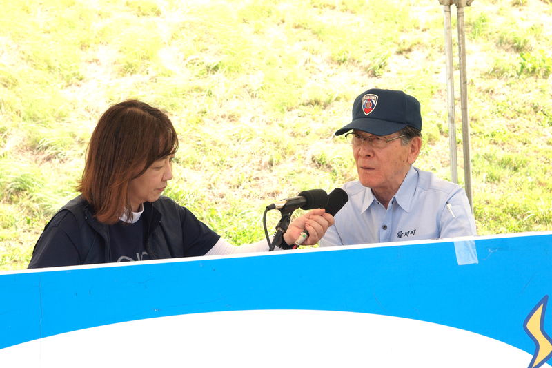 (写真)エフエムさがみによる「臨時放送局開設訓練」でインタビューに応じる小野澤町長