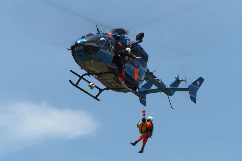 (写真)負傷者後方医療搬送訓練でヘリに負傷者を吊り上げる県警航空隊