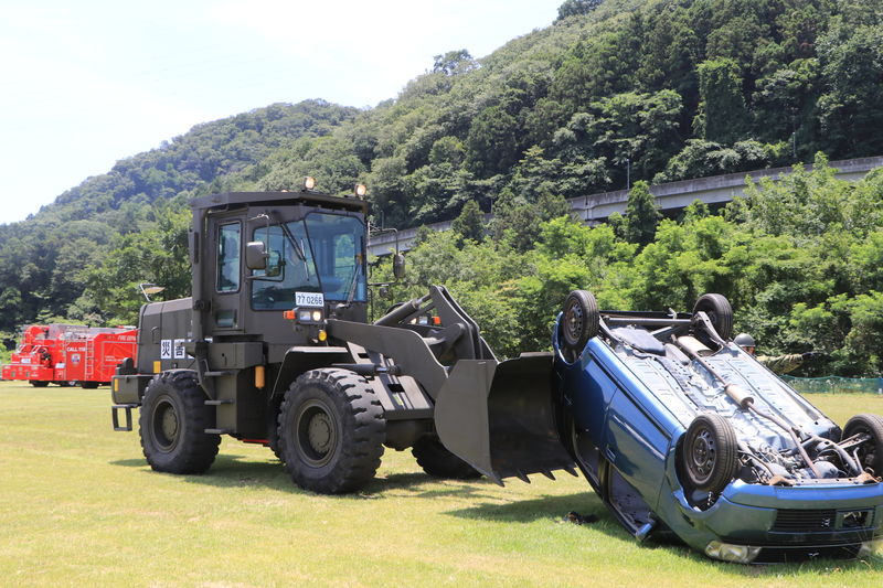 (写真)災害廃棄物排除訓練で、被災車両を運ぶ陸上自衛隊第4施設群の重機