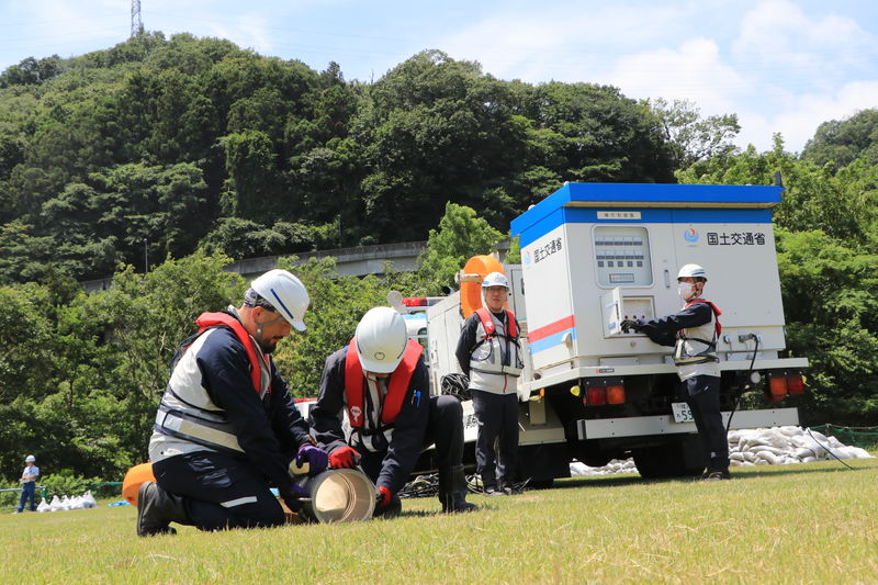 (写真)氾濫水排水訓練を行う国土交通省緊急災害対策派遣隊「TEC-FORCE」)