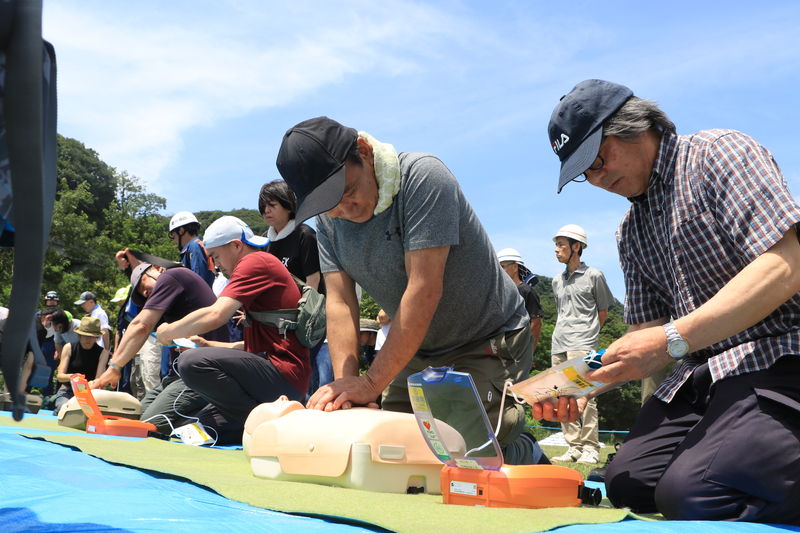 (写真)応急手当訓練でのAED訓練