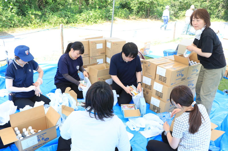(写真)補給・交付所開設訓練で物資を仕分けする社会福祉協議会職員