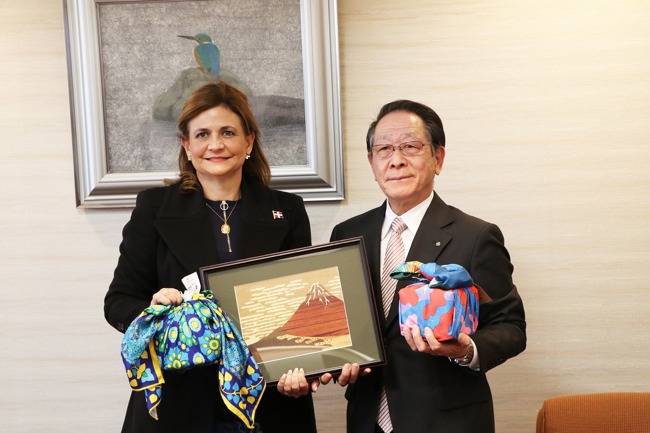 （写真）町からの記念品を持つペーニャ副大統領と小野澤町長