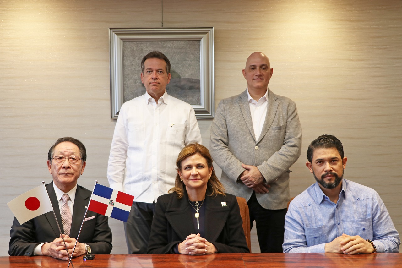 （画像）前列左から、小野澤町長、ペーニャ副大統領、タカタ大使、後列左からビソノ産業大臣、コントレラス経済大臣