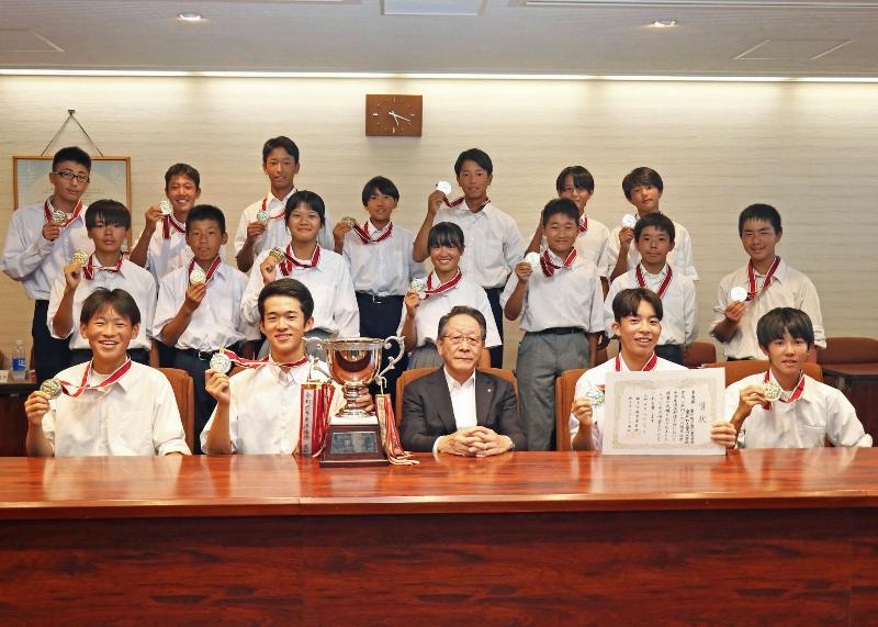 （写真）小野澤町長と野球部合同チームの選手の皆さん