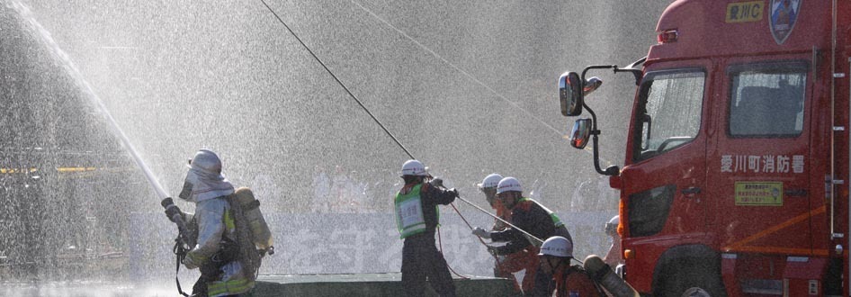 （写真）消防士による放水の様子