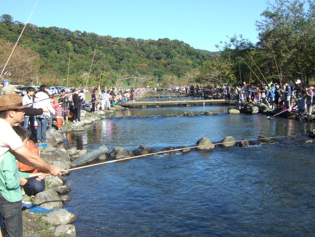 (画像)中津川マス釣り場でのマス釣り大会