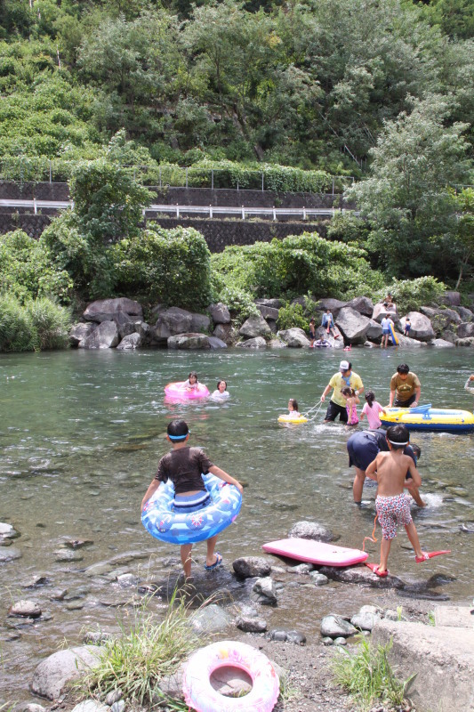 (画像)中津川での川遊び