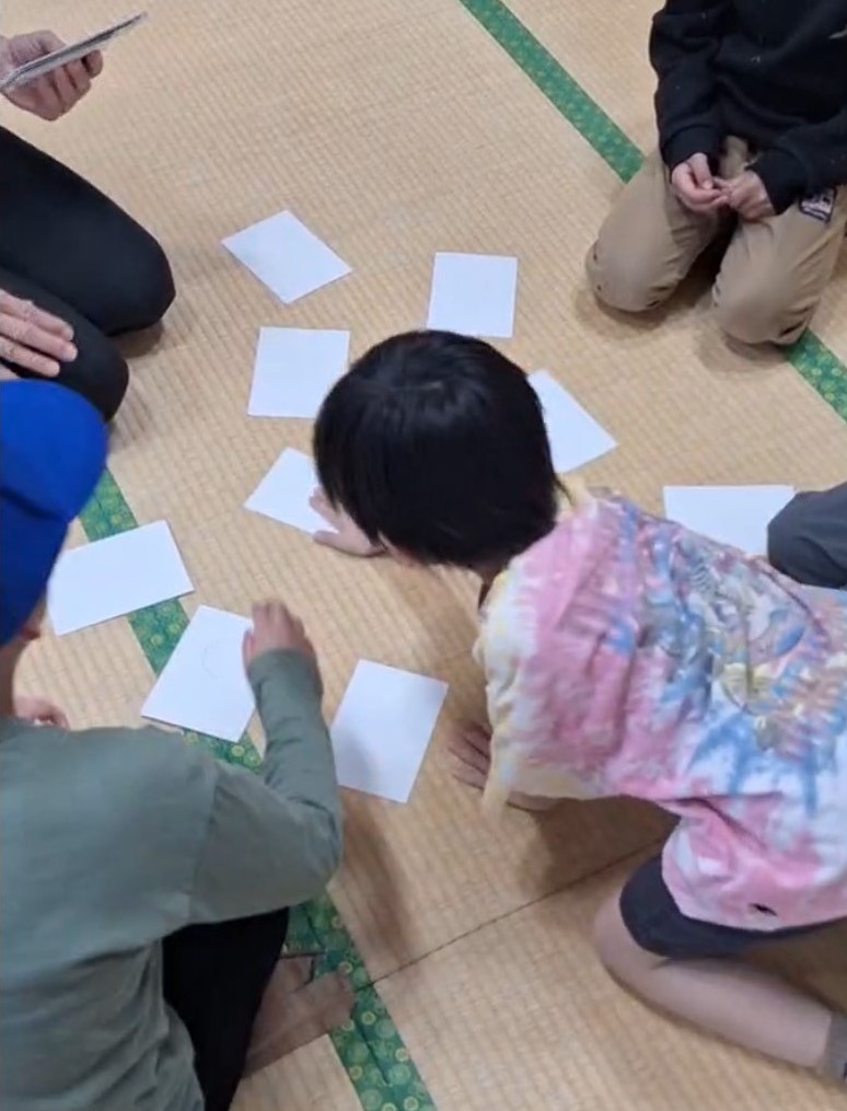 かるた遊びの様子
