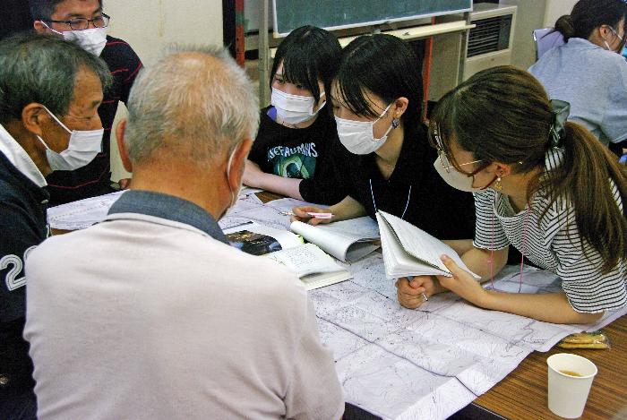 大学生が愛川町半原で民俗踏査実習