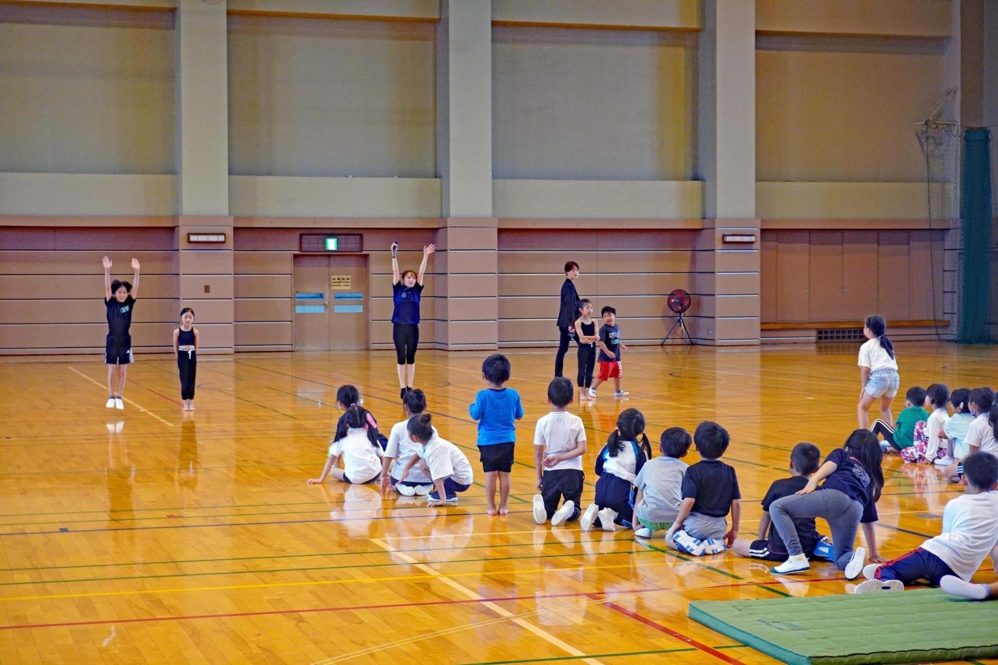 鶴見虹子先生の体操教室