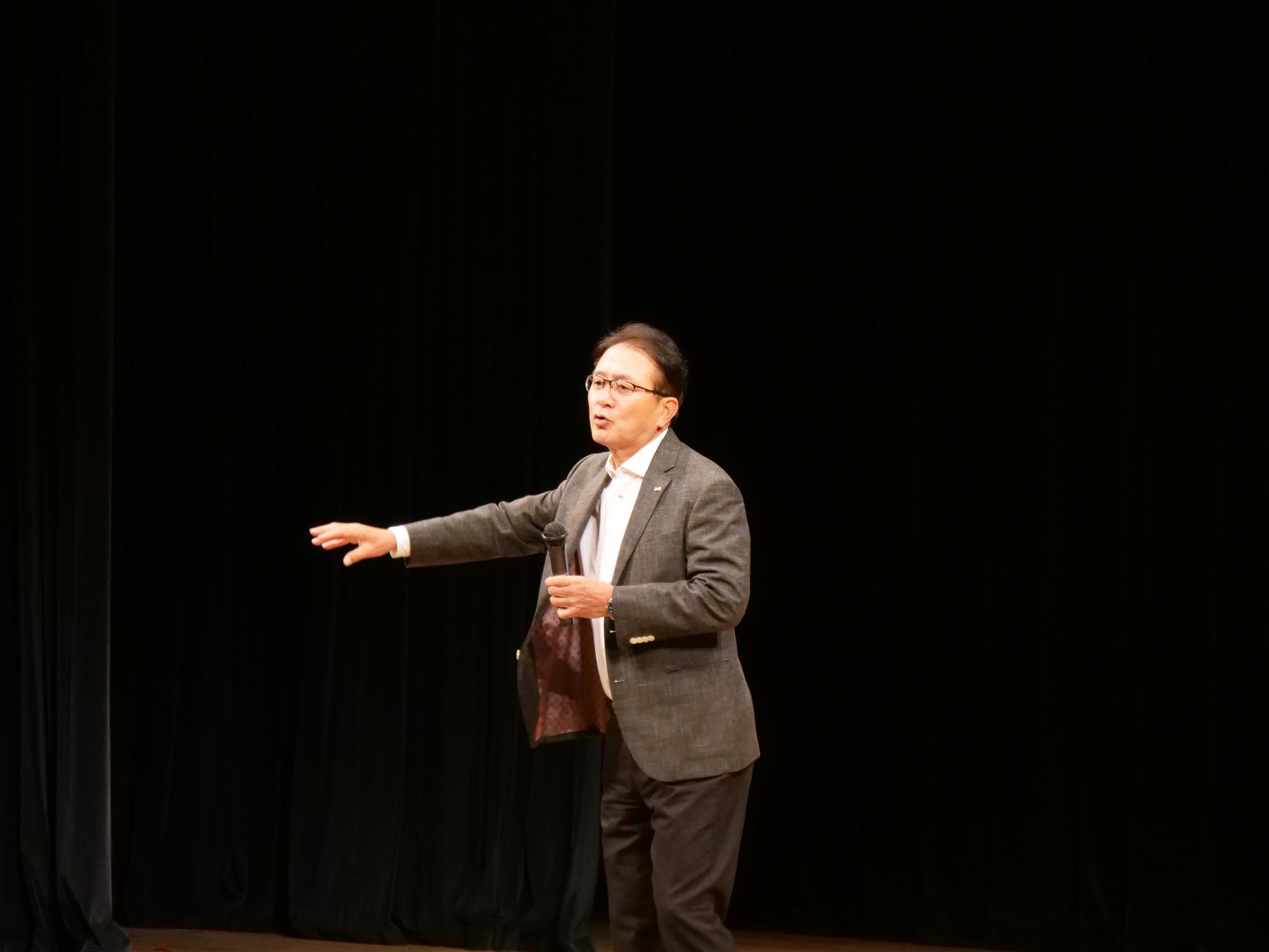 講演する瀬古利彦さん