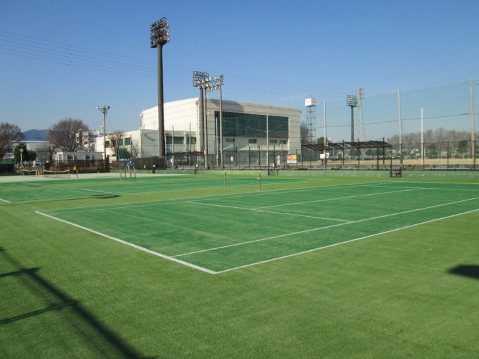 （写真）新しくなったテニスコート