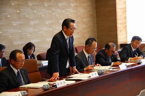 （写真）予算の内容を説明する小野澤町長
