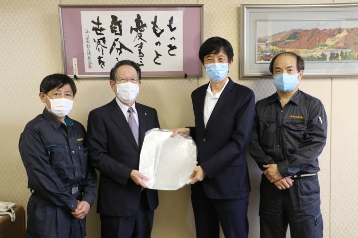 小野澤町長とフェイスシールドとマスクを寄付された和光金属の皆さん