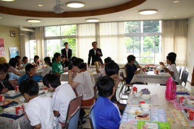 (写真）小学生の質問に答える小野澤町長