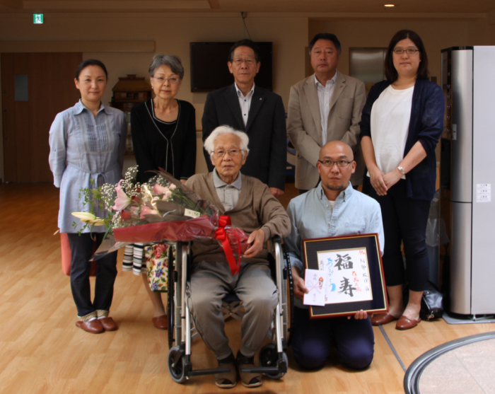 （写真）阿部さんご家族と小野澤町長