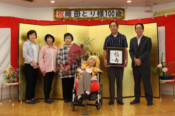（写真）飯田さん、ご家族と小野澤町長