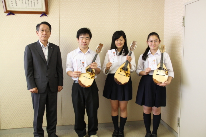 （写真）小野澤町長、諏訪部君、熊坂さん、梅澤さんが並んでの記念撮影