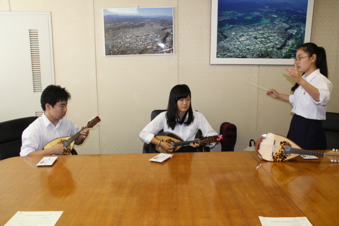 （写真）マンドリンを演奏する諏訪部君、熊坂さん、梅澤さん