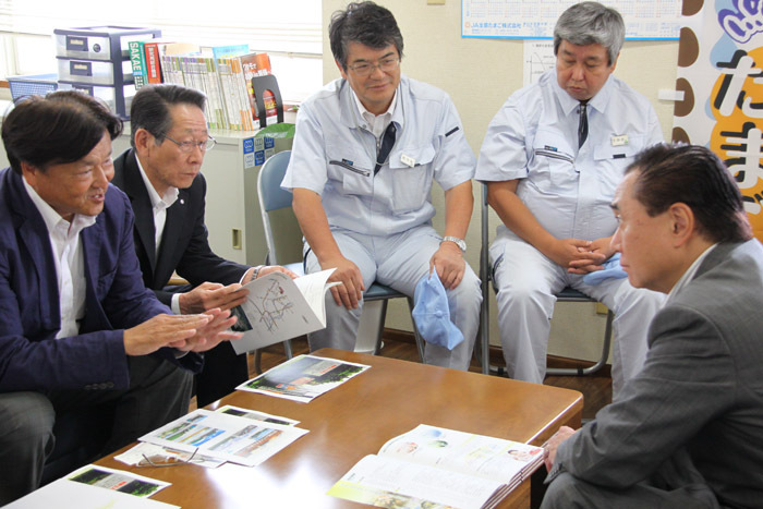 （写真）彦坂組合長（左端）から説明を受ける黒岩知事と小野澤町長