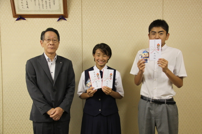 (写真）左から、小野澤町長、成井さん、山崎君が並んでの記念撮影