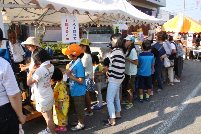 （写真）愛甲商工会の組みひも体験に並ぶお客さん