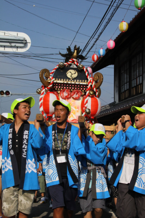 （写真）みこしを担ぐ青少年県外交流事業の生徒たち