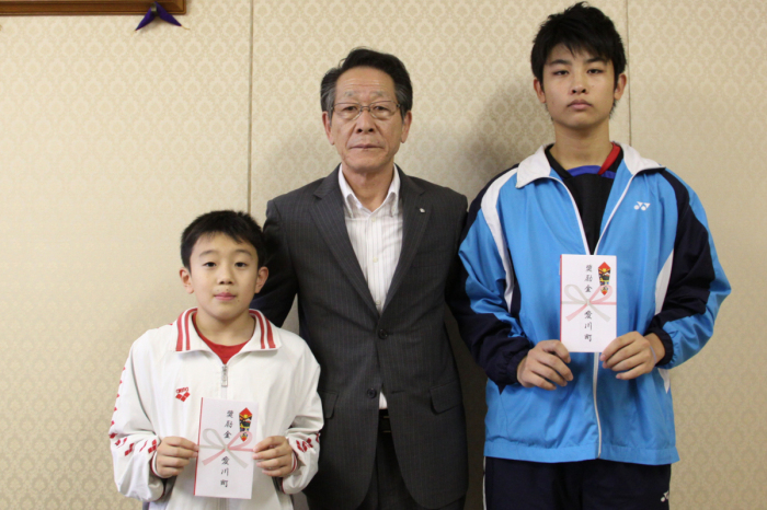 （写真）成井君、小野澤町長、林君