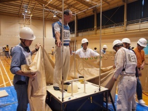 （写真）仮設トイレ設置訓練