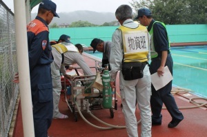 （写真）プールの水の濾過訓練