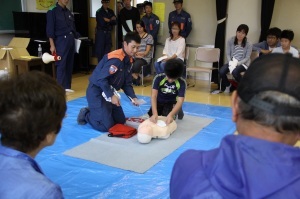 （写真）AED訓練