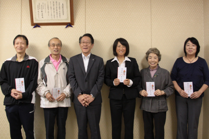 （写真）清水さん、近藤さん、小野澤町長、熊澤さん、辰口さん、板谷さん（林さんはご都合により欠席）