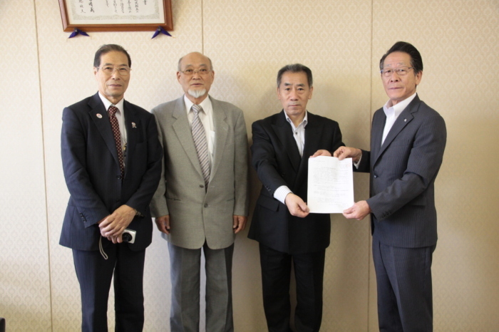 厚木地区食品衛生協会の前場会長、三好副会長、愛川町食品衛生協会の柳川会長、小野澤町長