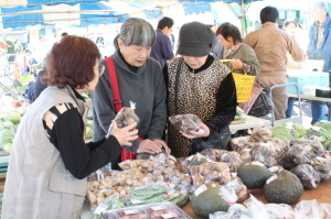 （写真）町内産農産物の販売